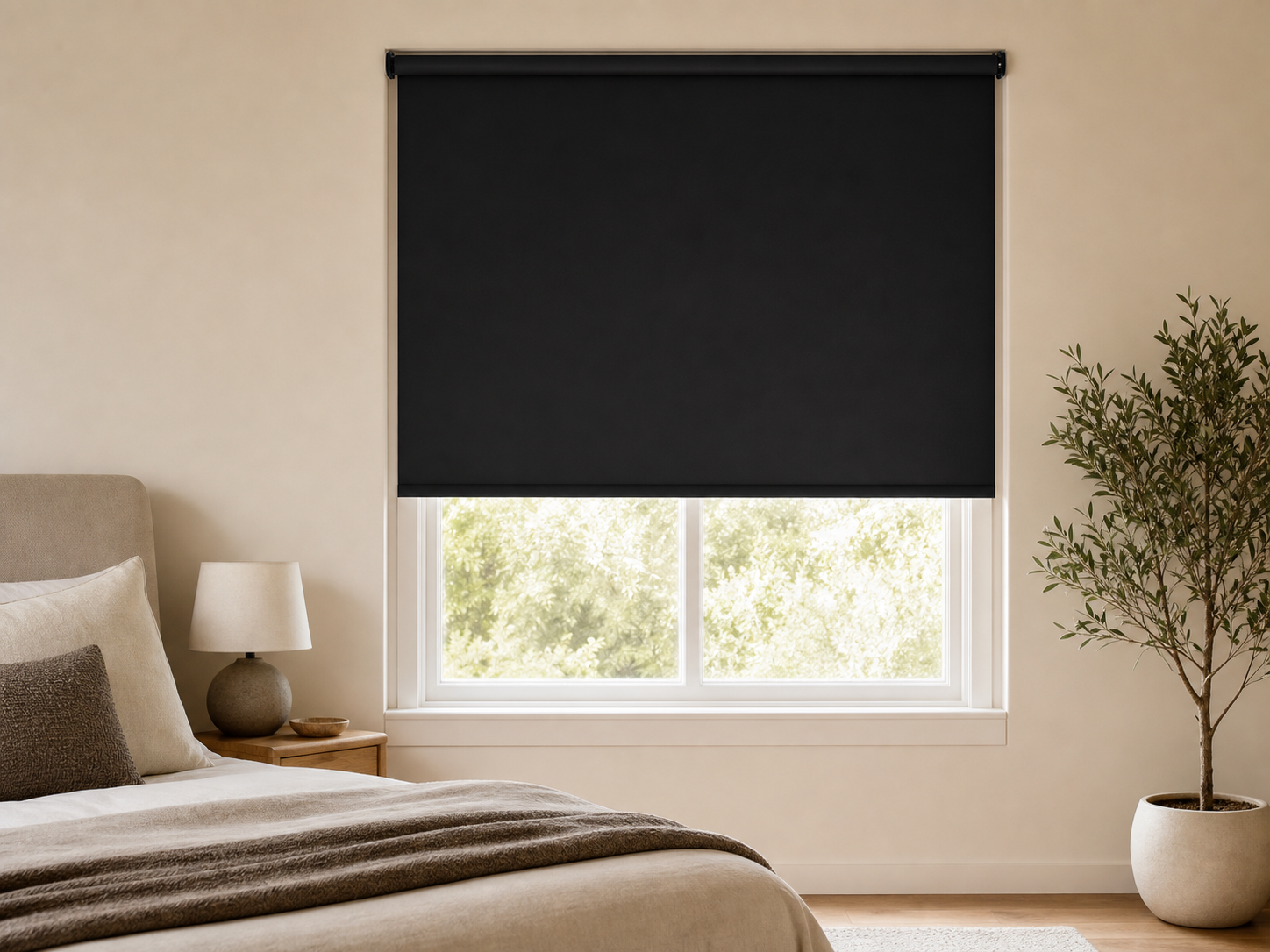 Cortina roller black out color beige bajada sobre ventana de dormitorio con pared crema